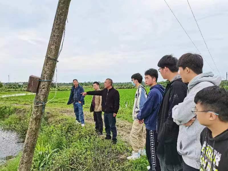 男孩站在草地上的一群人中度可信度描述已自动生成